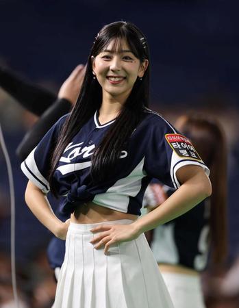【写真】へそ出し韓国チア　試合前から球場盛り上げる　美しいダンスで話題に