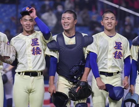 　青森山田に勝利し笑顔の星稜の（左から）佐宗、能美、道本