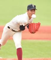 　力投する大阪桐蔭・平嶋（撮影・開出牧）