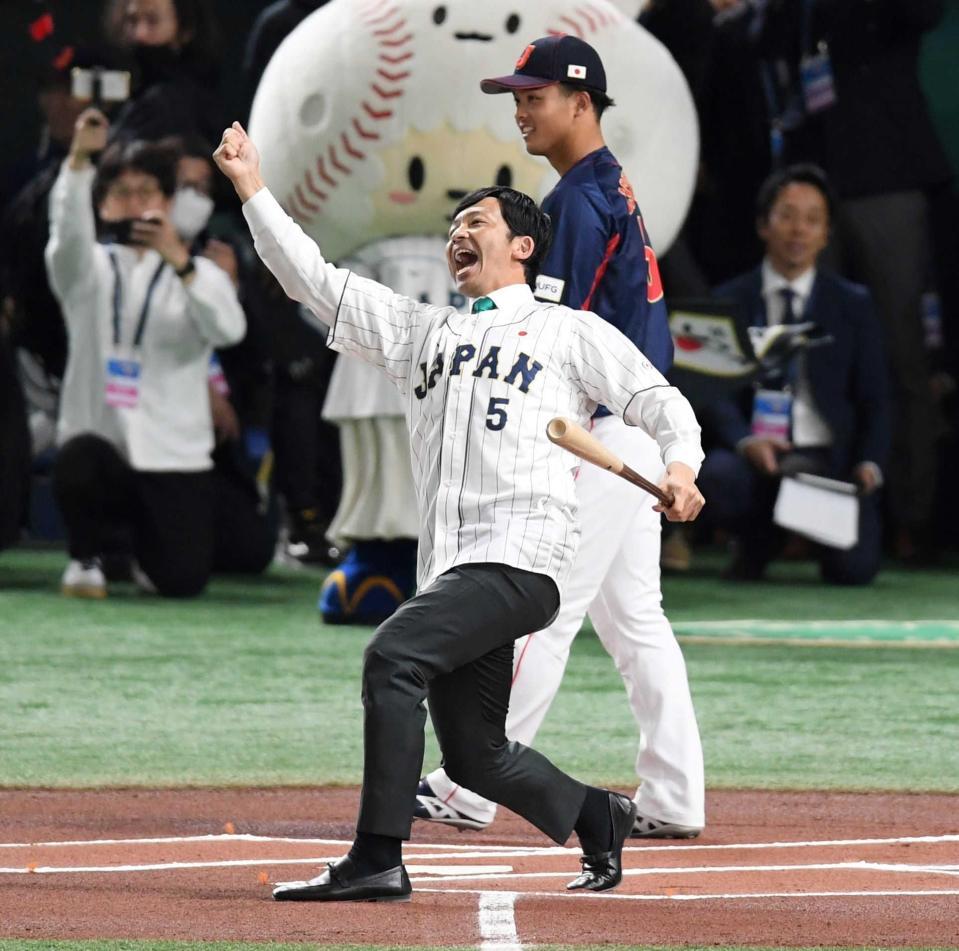 　始球式の打席に立ち「熱男」ポーズを決める松田宣浩氏（撮影・棚橋慶太）