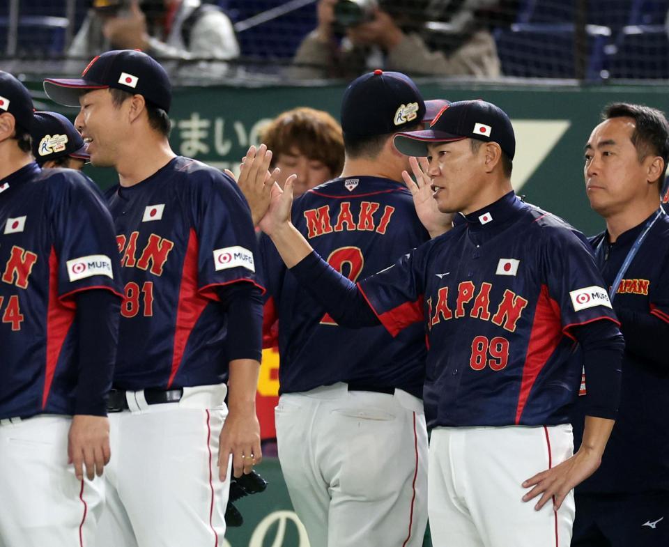 　ナインとタッチする井端監督（右から２人目）＝撮影・山口登