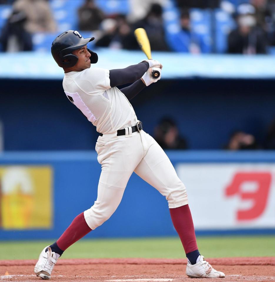 ８回、右越え２ランを放つ大阪桐蔭・ラマル（撮影・開出牧）