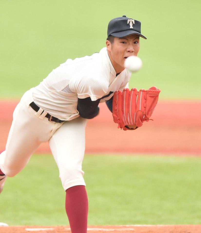 　力投する大阪桐蔭・平嶋（撮影・開出牧）