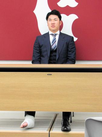 巨人　７月にトレード加入の小沼健太が現状維持７２０万円で契約更改　松葉杖姿で「しっかり治して」来季は育成契約