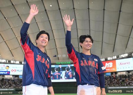 　コールド勝ちに貢献し、スタンドの声援に応える早川（左）と藤原（撮影・伊藤笙子）