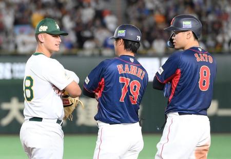 　７回、一塁の判定を巡るリクエスト協議中、キャンベル（左）と会話する佐藤輝（右）と亀井外野守備走塁コーチ（撮影・伊藤笙子）