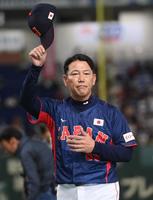 　８回コールドで３連勝し、スタンドの声援に応える井端監督（撮影・伊藤笙子）