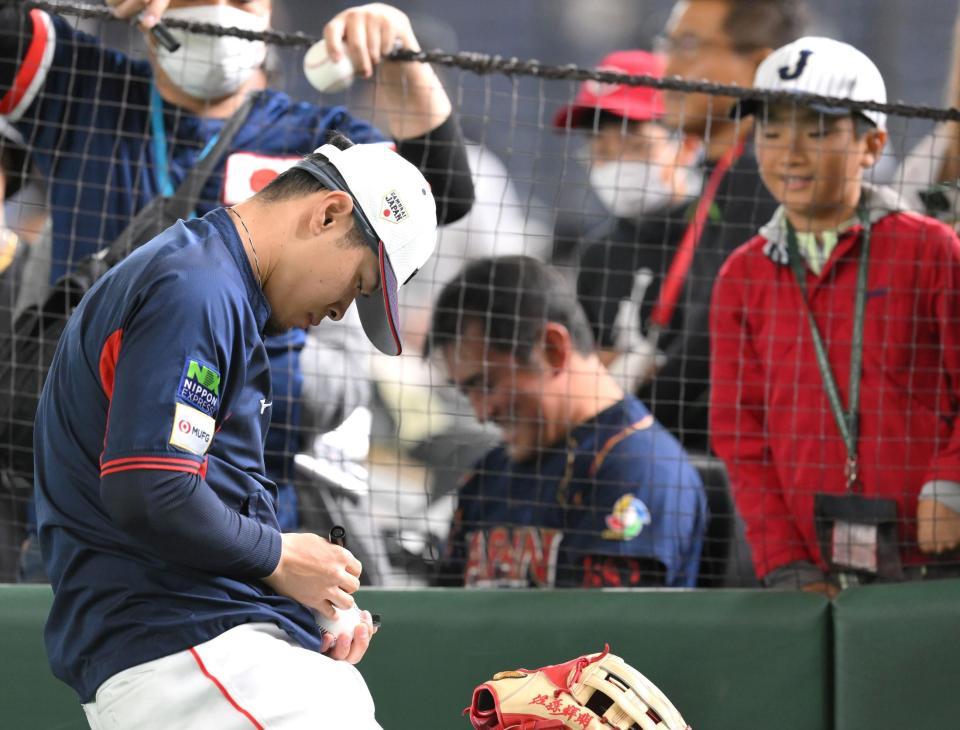 　試合前にサインに応じる佐藤輝（撮影・伊藤笙子）