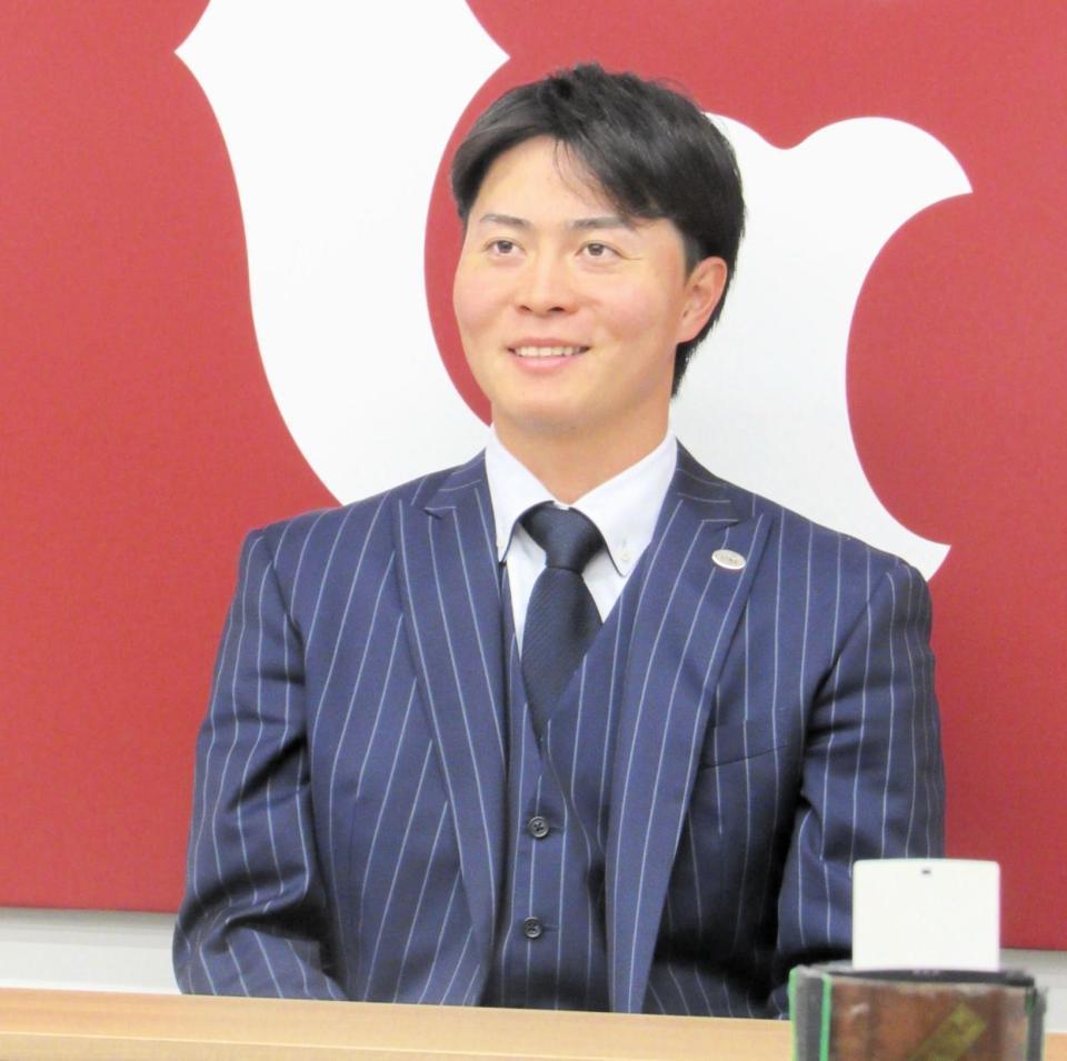 　契約更改交渉を終えて、会見に臨む岡田（撮影・畠山賢大）