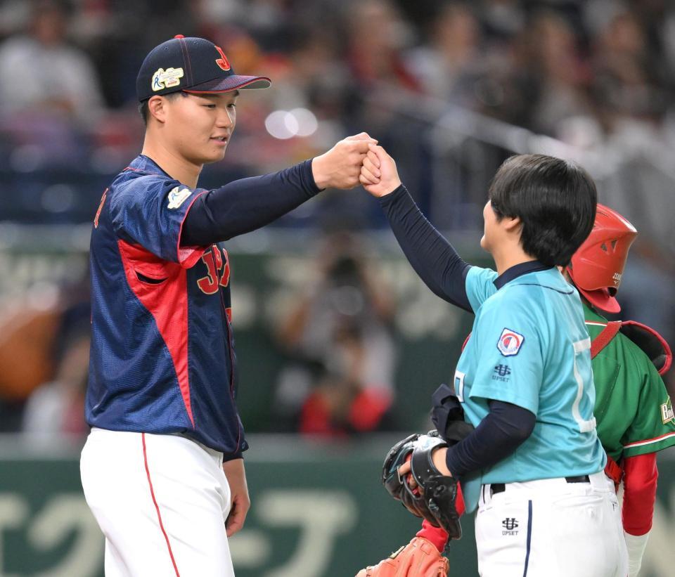 　始球式を務めた鈴木かのんさんとグータッチする森下（撮影・伊藤笙子）