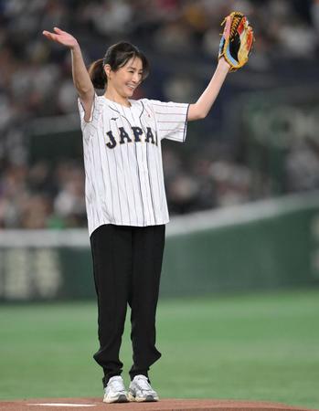 　決勝戦の始球式に登場した井川遥（撮影・伊藤笙子）