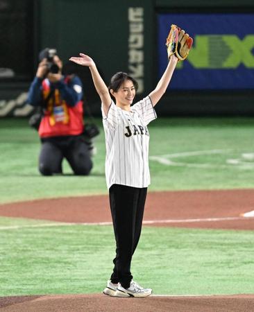 　始球式を終えて声援に応える井川遥（撮影・堀内翔）