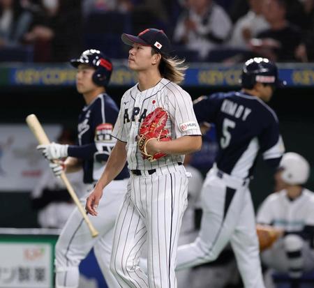 【写真】慌てふためく侍・牧　バント処理で痛恨のファンブル　どうなることかと