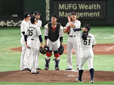 　３回、先制を許してマウンドに集まる今井ら侍ジャパンナイン（撮影・堀内翔）