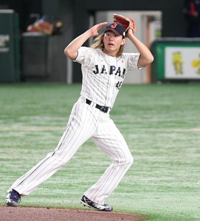 　３回、韓国に先制を許し、頭を抱える今井（撮影・棚橋慶太）