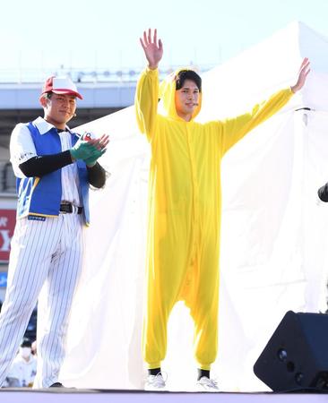 　ピカチュウの仮装で盛り上げる佐々木朗とサトシにふんした松川（左）＝撮影・園田高夫