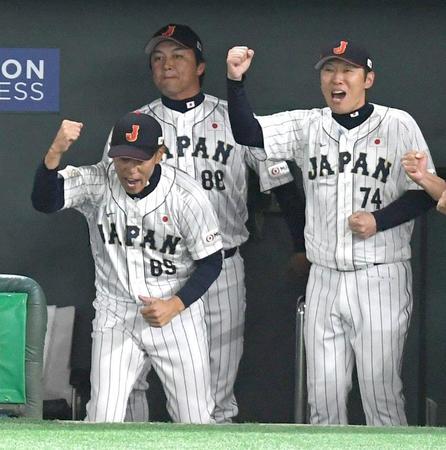 　門脇のサヨナラ打にガッツポーズする井端監督（左）＝撮影・棚橋慶太