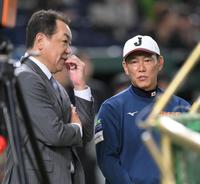 　試合前、槙原寛己氏（左）と話す井端監督（撮影・伊藤笙子）