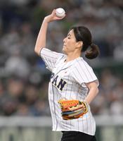 　決勝戦の始球式に登場した井川遥（撮影・伊藤笙子）