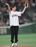 　決勝戦の始球式に登場した井川遥（撮影・伊藤笙子）