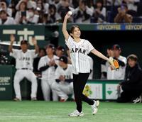 　始球式を務める井川遥は声援に手を振って応える（撮影・山口登）