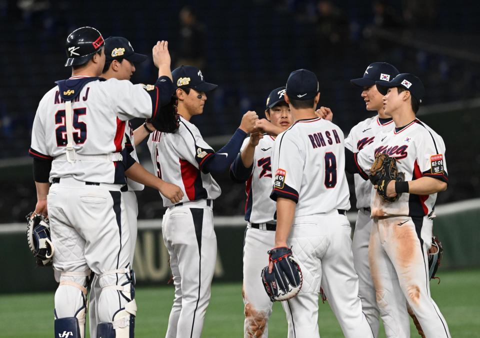 　勝利を決めてタッチを交わす韓国ナイン（撮影・堀内翔）