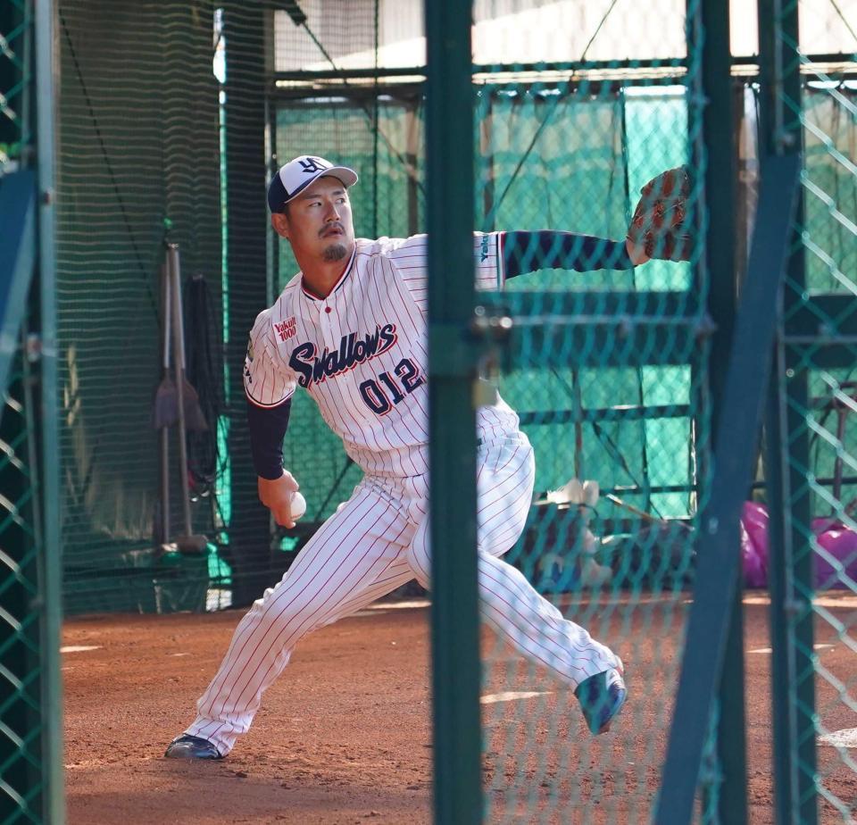　ブルペンでカーブを投げ込む近藤（撮影・高石航平）