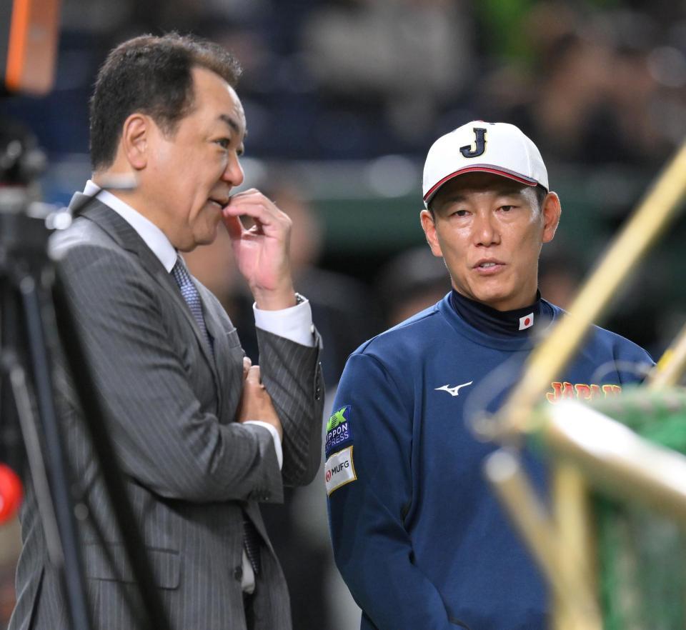 　試合前、槙原寛己氏（左）と話す井端監督（撮影・伊藤笙子）