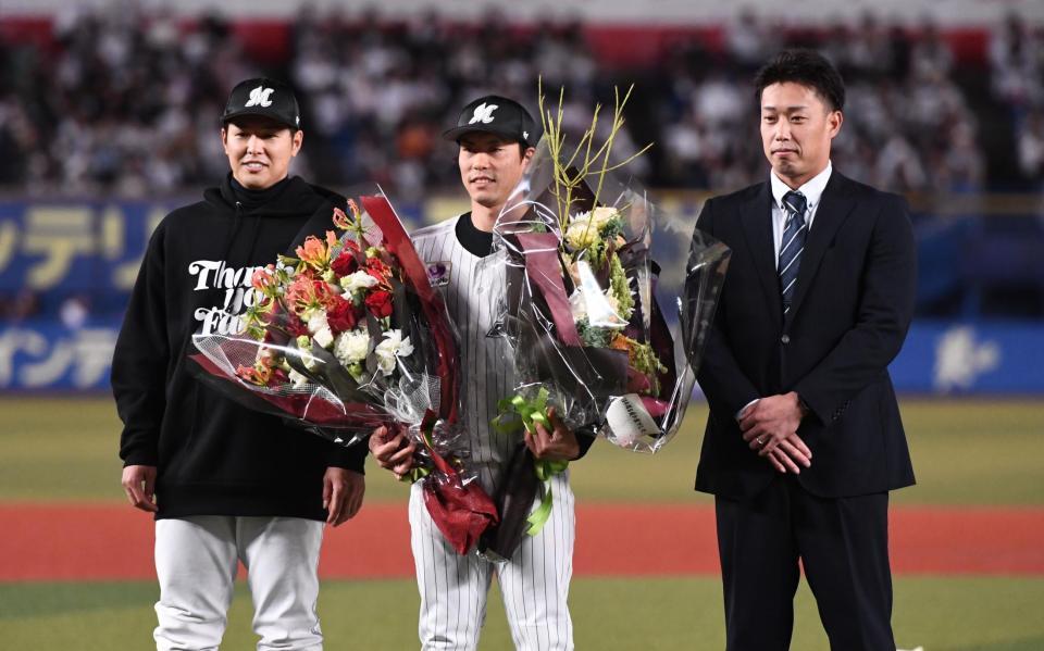 　中村奨（左）、加藤（右）から祝福される引退する三木（撮影・園田高夫）