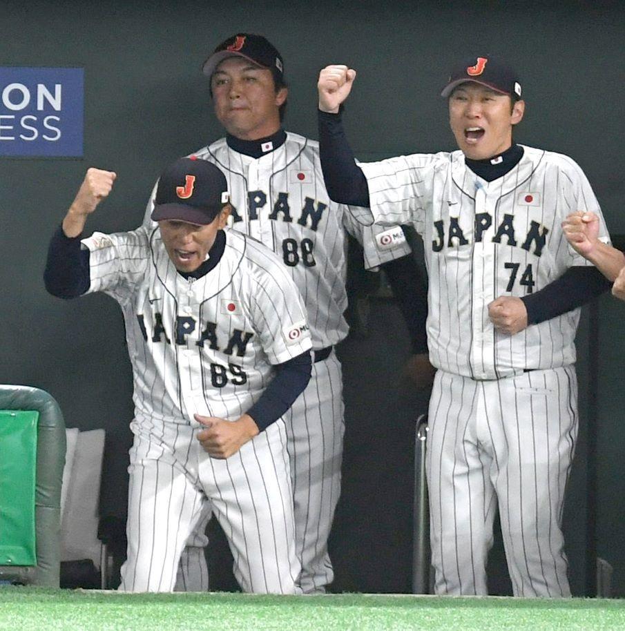 　門脇のサヨナラ打にガッツポーズする井端監督（左）＝撮影・棚橋慶太