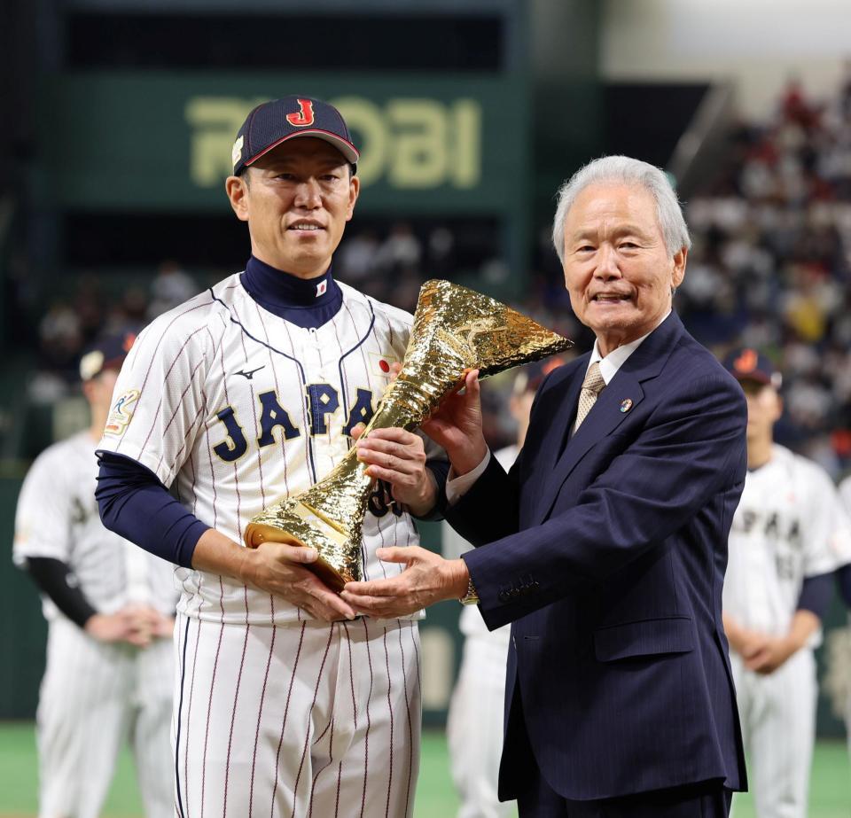 　優勝トロフィーを手に写真に納まる井端監督（右は榊原コミッショナー）＝撮影・山口登