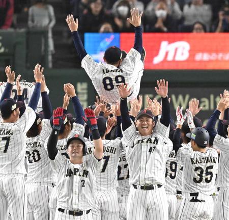 　胴上げされる井端監督と共に喜ぶ（左から）牧、桐敷ら侍ジャパンナイン