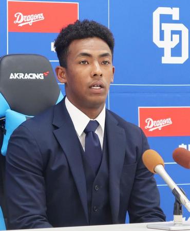 　契約更改を終え、記者会見するブライト