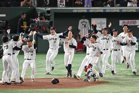 　サヨナラで優勝を決め、歓喜する坂倉（３１）ら侍ジャパンナイン（撮影・堀内翔）