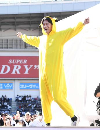 ロッテファン感謝祭　朗希ピカチュウ＆松川サトシで“カップル愛”証明