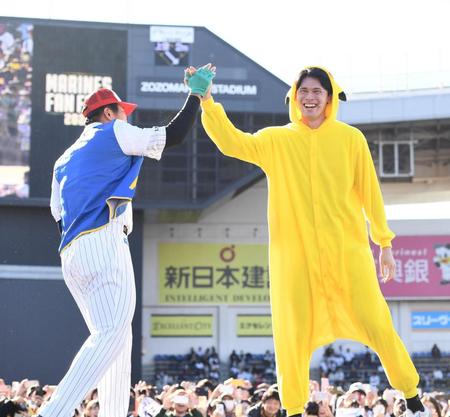 　ピカチュウの仮装の佐々木朗が松川（左）と笑顔でハイタッチする（撮影・園田高夫）