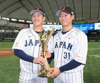 　トロフィーを手に笑顔を見せる小園（左）と坂倉（撮影・伊藤笙子）