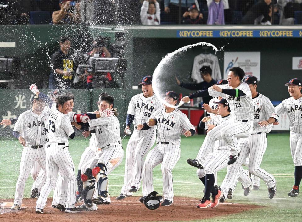 　サヨナラ勝ちして喜ぶ侍ジャパンナイン