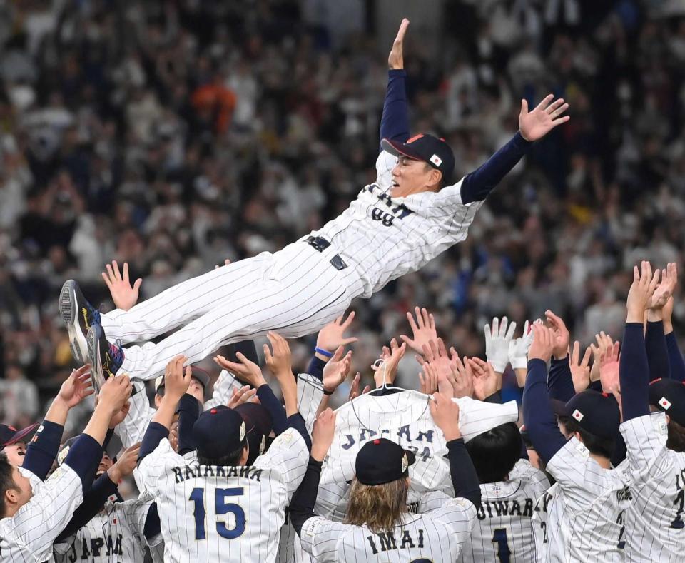 　優勝を決め、胴上げされる侍ジャパン・井端監督