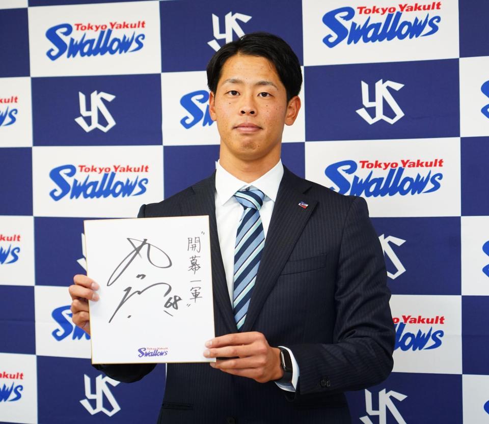 　来季の目標を「開幕一軍」と記した丸山（撮影・高石航平）