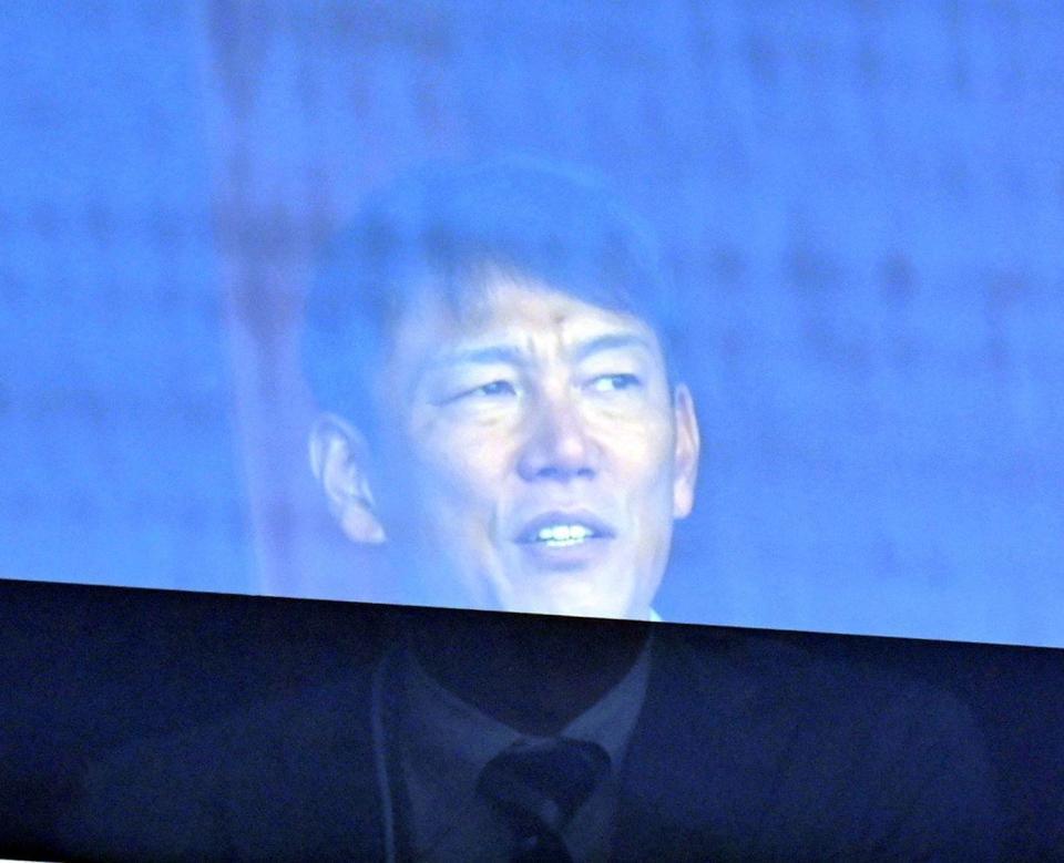 　ネット裏のブースから試合を見る井端監督（撮影・西岡正）