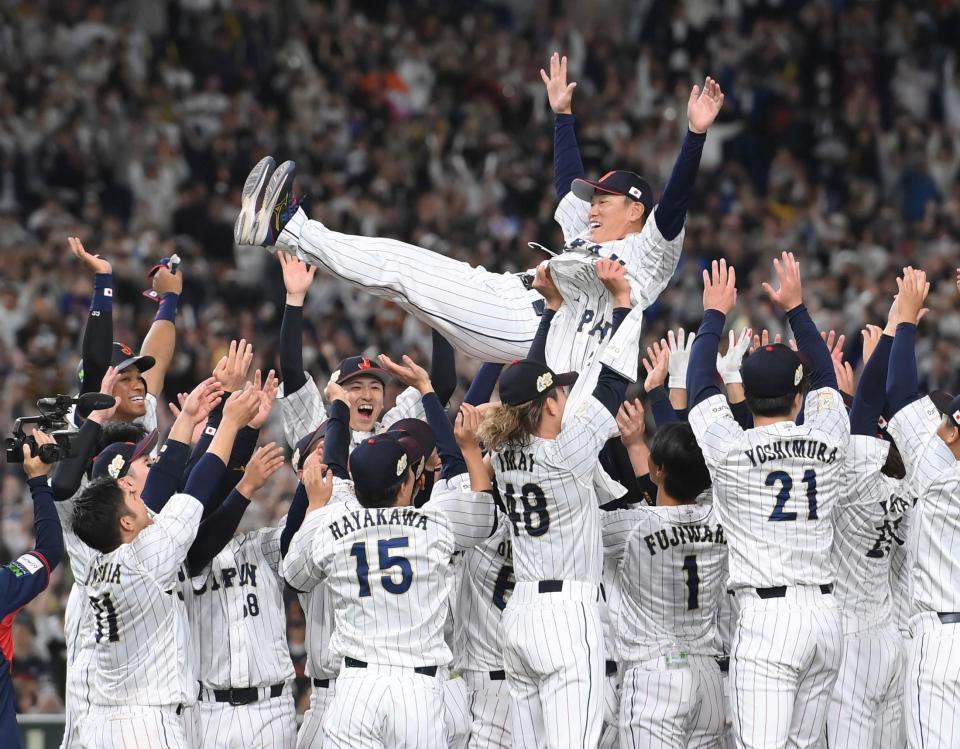 　優勝を決め胴上げされる井端監督（１９日撮影）