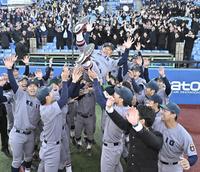 　優勝を決めナインらに胴上げされる慶大・堀井監督