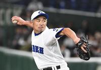 　高校野球女子選抜打線相手に力投するＫＯＢＥ　ＣＨＩＢＥＮ先発のイチロー氏（撮影・佐々木彰尚）