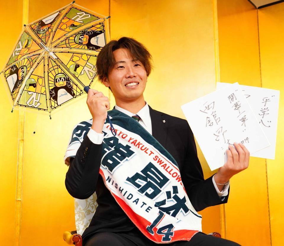 　仮契約を終え、目標を「開幕１軍」と掲げた専大・西舘（撮影・高石航平）