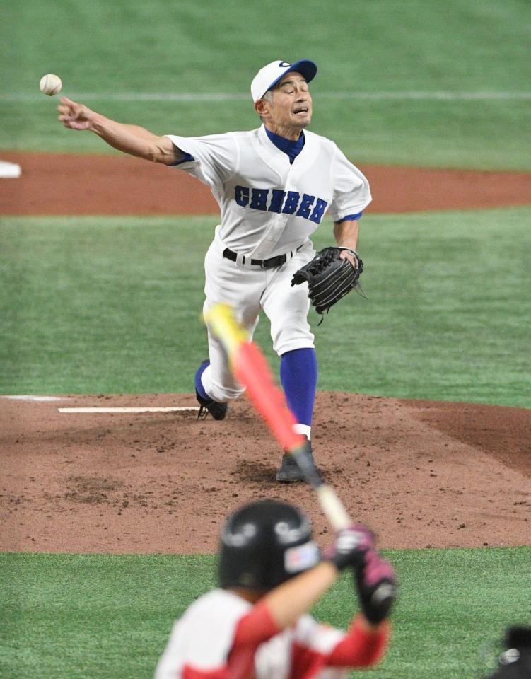 　高校野球女子選抜打線相手に力投するＫＯＢＥ　ＣＨＩＢＥＮ・イチロー氏（撮影・佐々木彰尚）