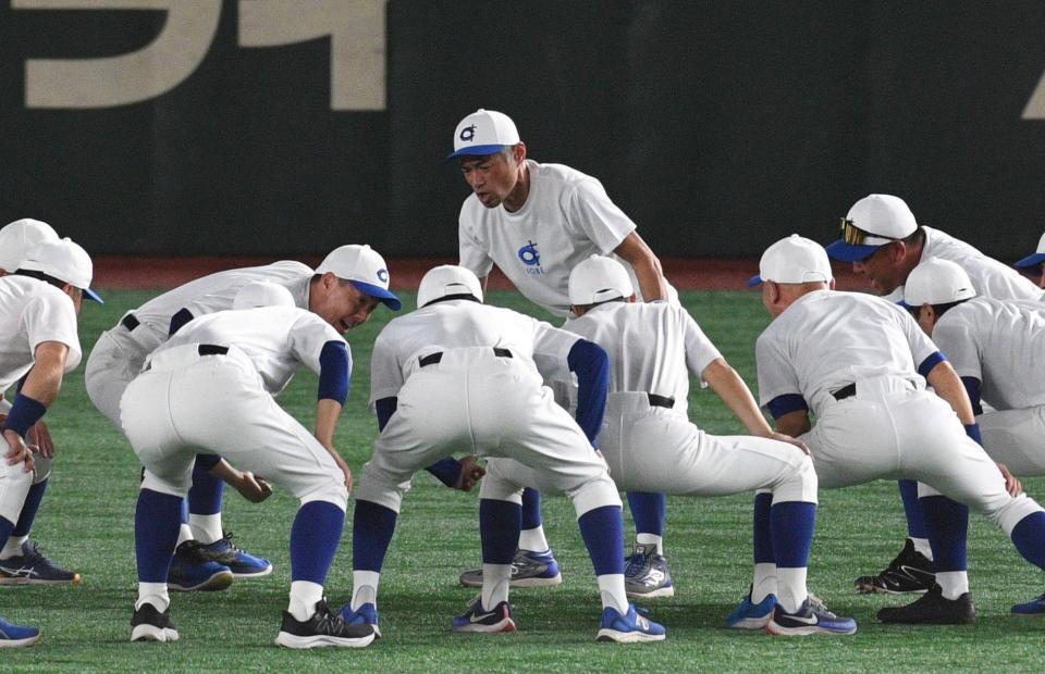 　声出しをするイチロー氏（中央上）＝撮影・佐々木彰尚