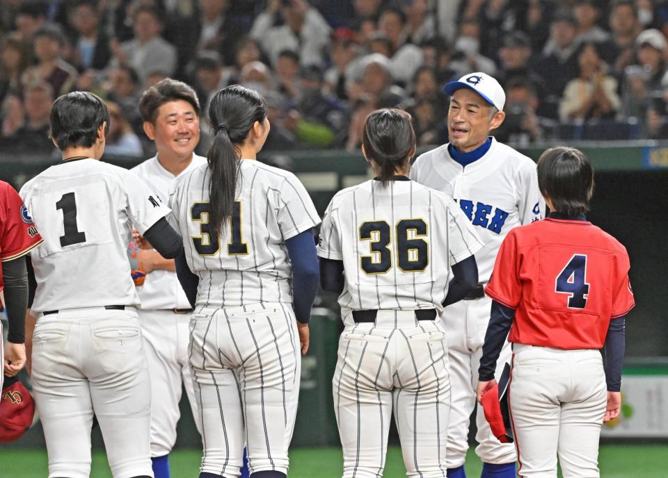 　試合を終え、高校野球女子選抜の選手らをねぎらうイチローさん（右奥）と松坂大輔さん（左奥）