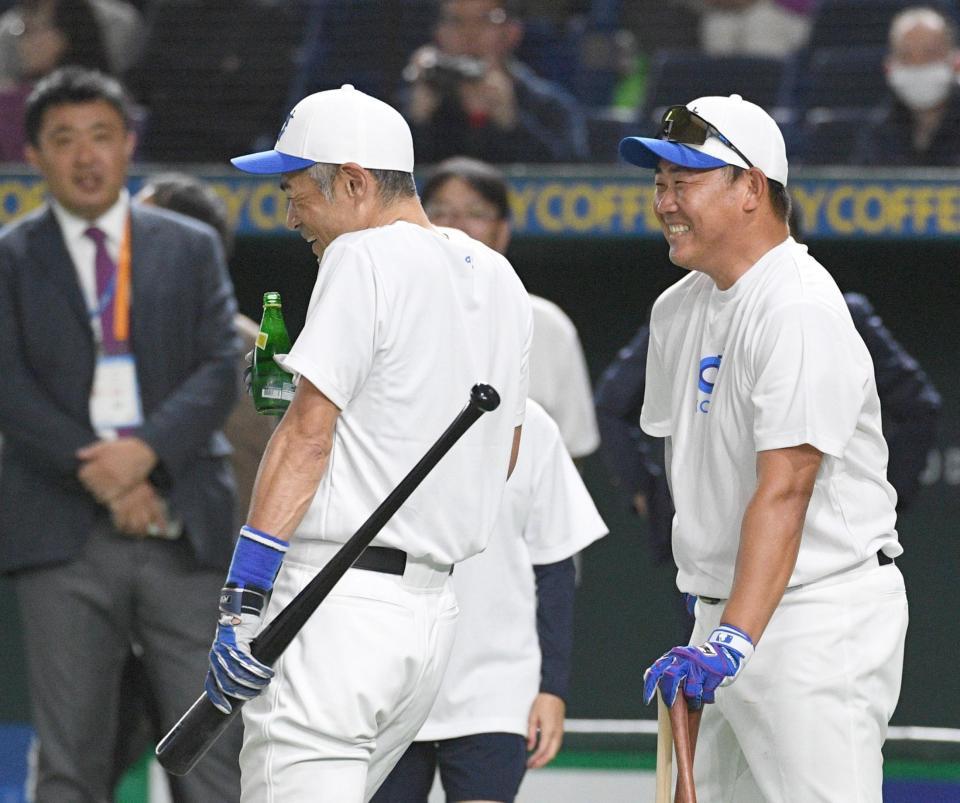 　談笑するイチロー氏（左）と松坂大輔氏（撮影・佐々木彰尚）