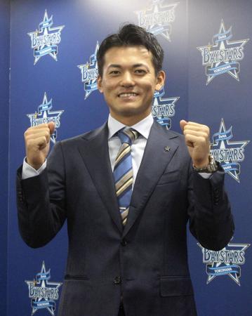 　契約更改交渉を終え、写真撮影に応じる林＝横浜市の球団事務所